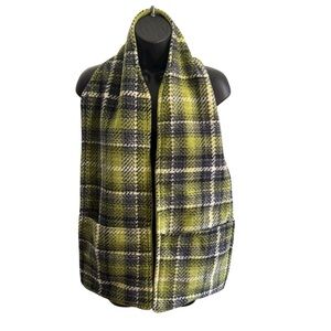 Reversible Wool Blend Plaid Scarf with Pockets – Green Cozy Winter Wrap